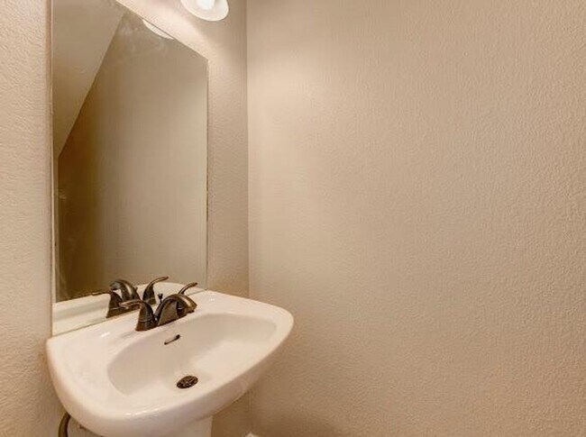 Building Photo - 2BED/ 1.5BATH