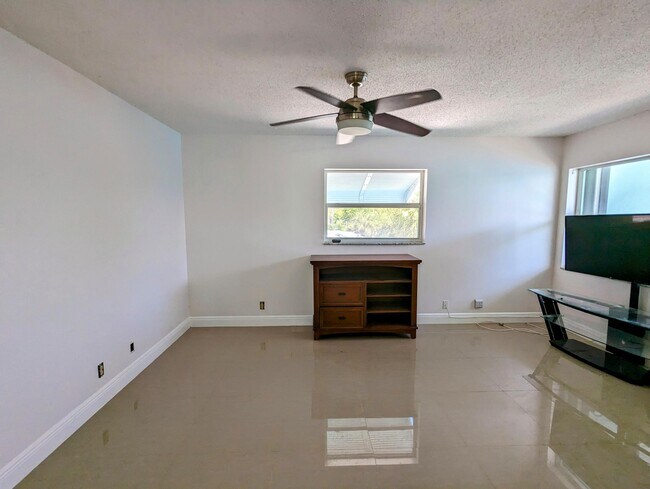 Foto del edificio - 228 N Federal Hwy