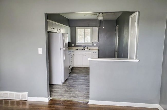 Foto del edificio - Beautiful Mission Duplex — Hardwood Floors, Off-Street Parking & Pet-Friendly! 1/2 off Second Mon...