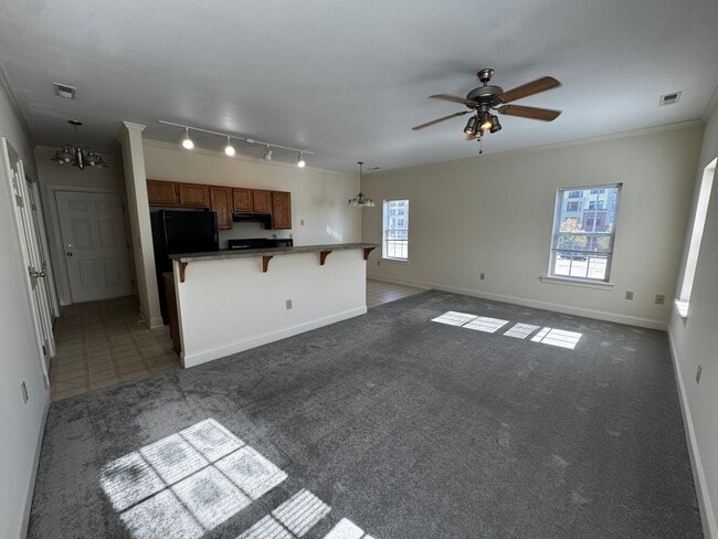Building Photo - Available now!  Spacious 2BR/2BA Apartment...