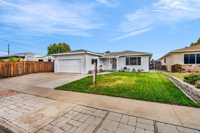 Building Photo - CENTRALLY LOCATED 3 BD/2BATH SINGLE STORY HOME..