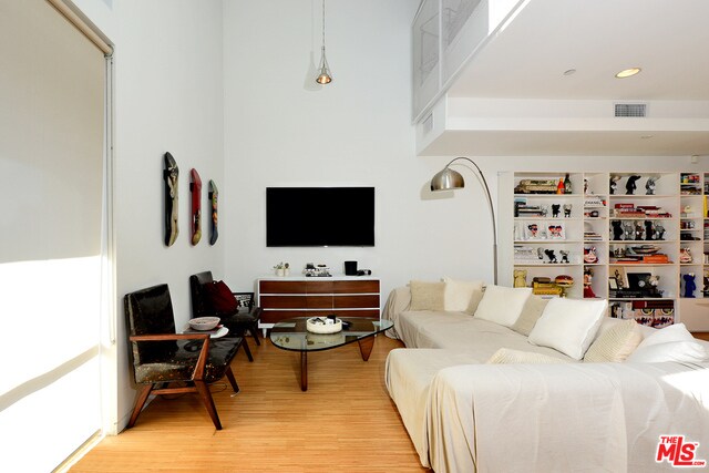 Foto del edificio - 1140 N Formosa Ave