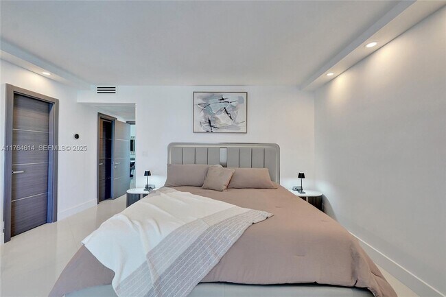 Building Photo - 4001 S Ocean Dr