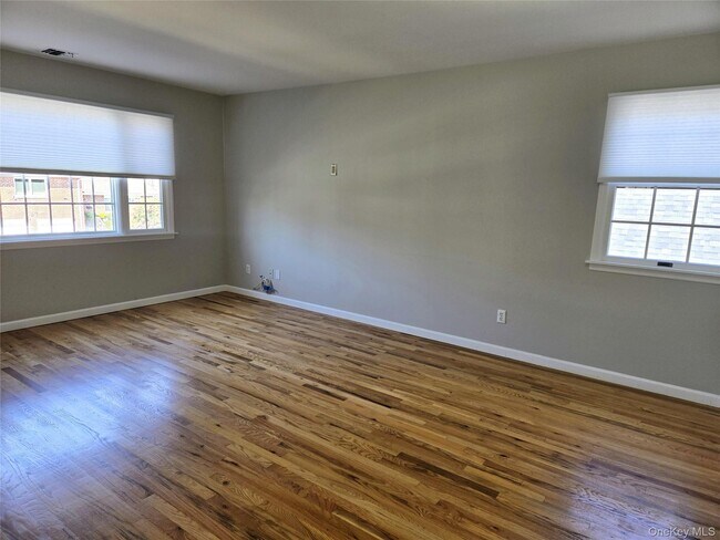 Foto del edificio - 56 Linwood Rd N
