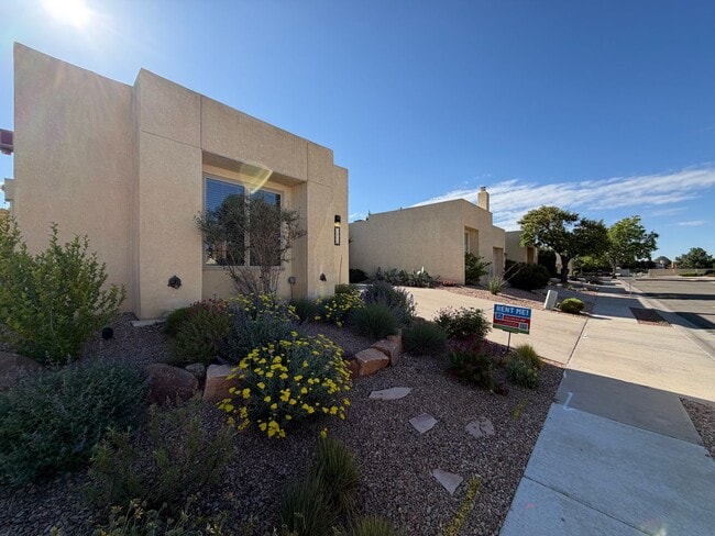Foto del edificio - 2 Bedroom Single Story Home Available Near Paseo Del Norte Blvd NE & Wyoming Blvd NE!