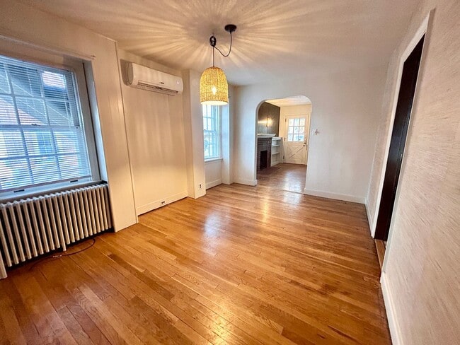 Building Photo - 214 S School Ln