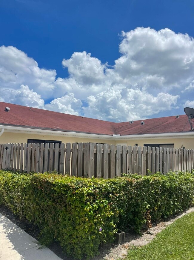 Foto del edificio - 4379 Woodstock Dr