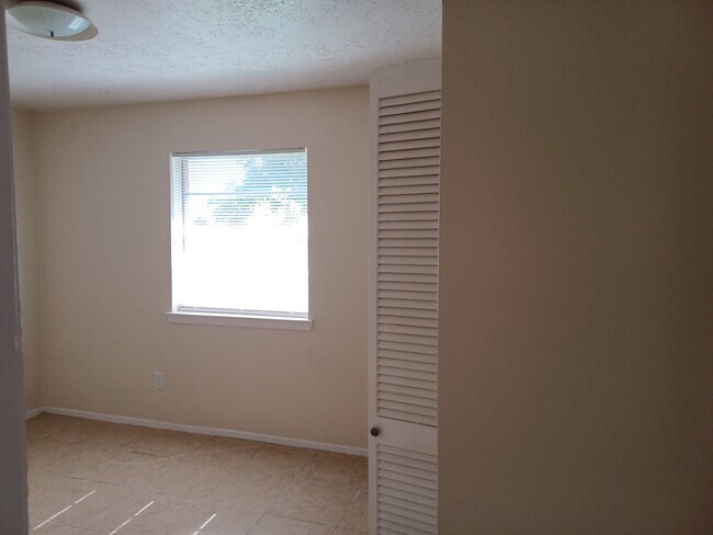 Building Photo - 9903 Kent Towne Ln