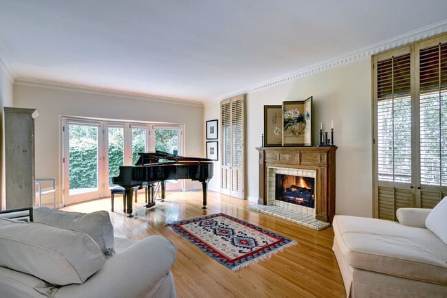 Building Photo - 755 N Harper Ave