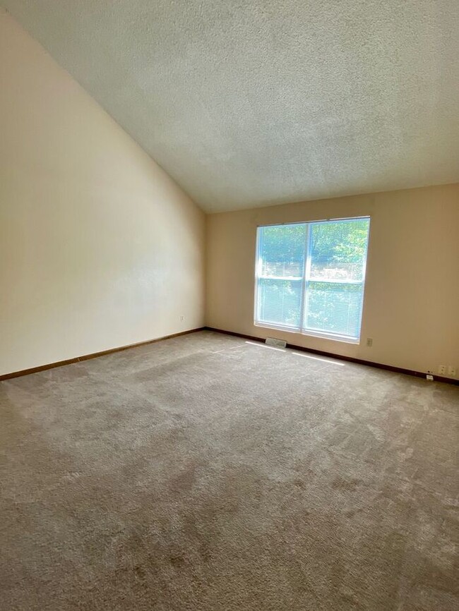 Building Photo - Cozy 3 Bedroom, 2 Bathroom Duplex in Raytown!