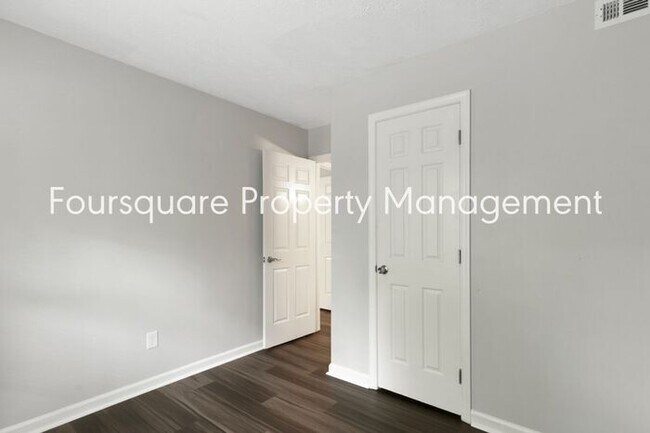 Foto del edificio - Charming 1st-Floor End-Unit Condo with Gas Log Fireplace, Private Back Porch & Community Pool – T...