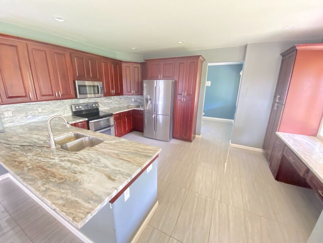 Foto principal - Wide Open Spaces – Renovated 5-Bedroom Hom...