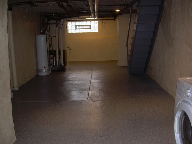 Building Photo - 996 Anchor St