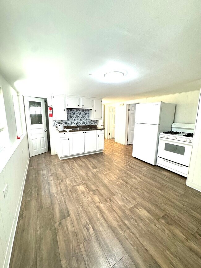 Building Photo - 4106 N Odell Ave