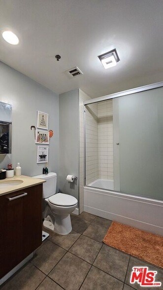 Foto del edificio - 645 W 9th St