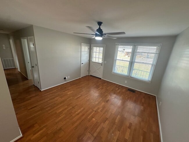 Photo - 416 Lealand Ln House