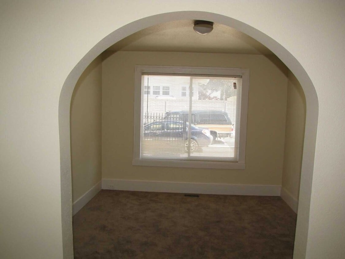 Building Photo - 128 S Edith St