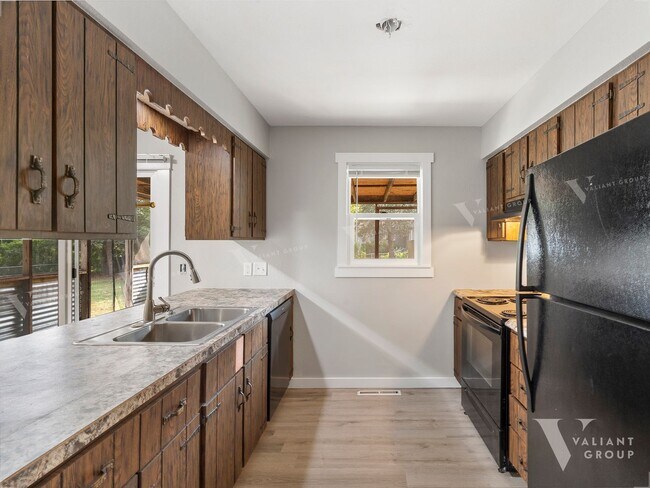 Foto del edificio - Charming Three-Bedroom, Two-Bathroom Ranch...