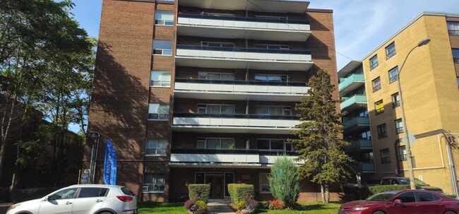 Photo du bâtiment - 240 Cosburn Ave