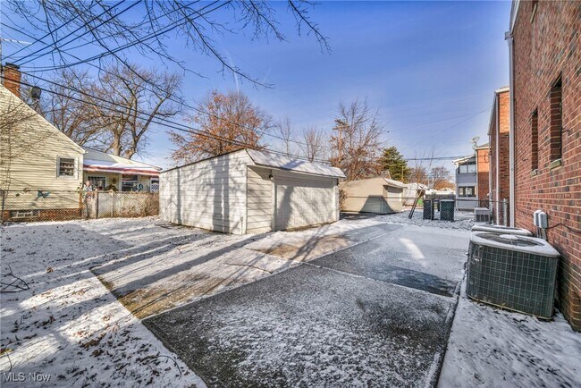 Building Photo - 420 E 222nd St