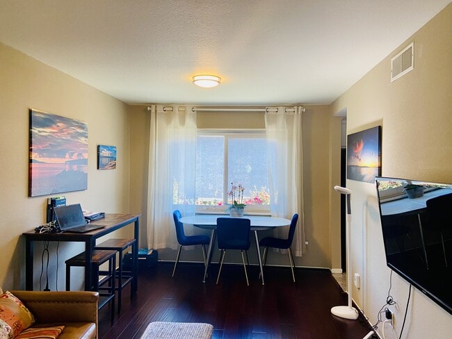 Living room - 802 Magnolia Ave