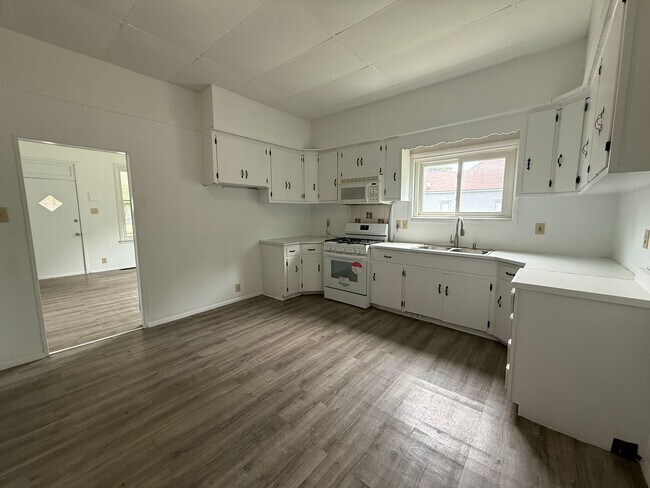 Foto del edificio - Cute 2 bedroom 1 bath home with so much space!