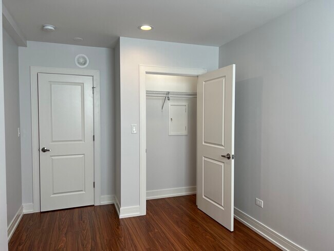 Building Photo - 3051 N Spaulding Ave