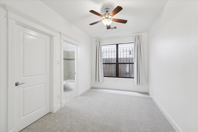 Foto del edificio - 830 W 19th St