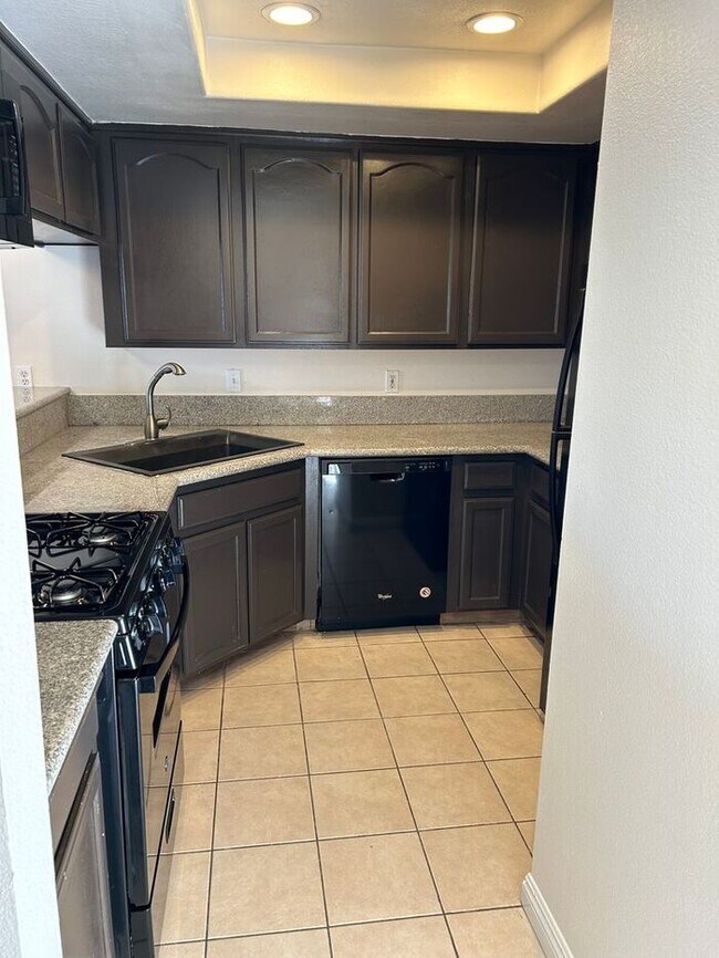 Foto del edificio - GREAT & SPACIOUS 2BD 2BA CONDO FOR LEASE!
