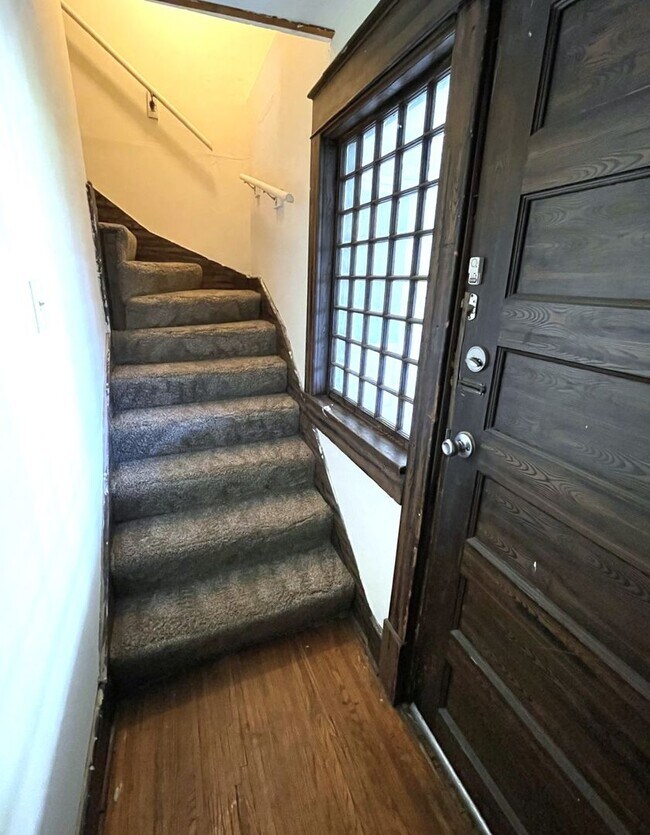 Foto del edificio - 2 Bedroom Top Level Apartment - ALL UTILIT...