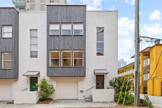 Building Photo - 106 Fareham Pl N