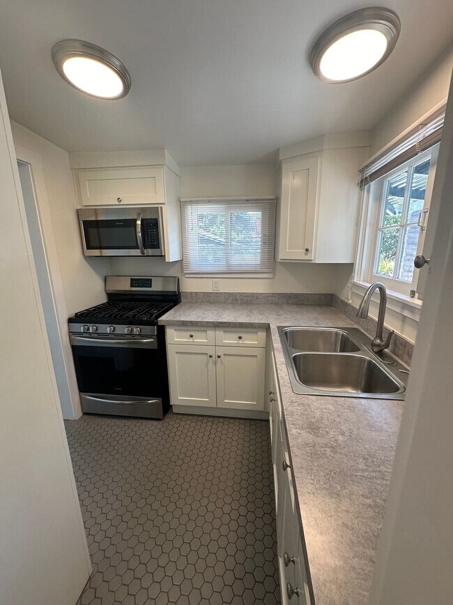 Building Photo - 2 Bedroom Charming Montecito Cottage Avail...