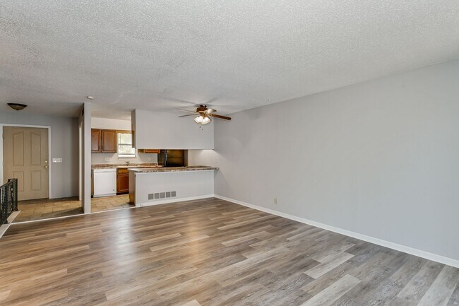 Foto del edificio - 8719 Lakeland Cir