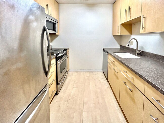 Foto del edificio - Hills Garden Condo Association - comfort and convenience perfectly situated between Downtown Burl...