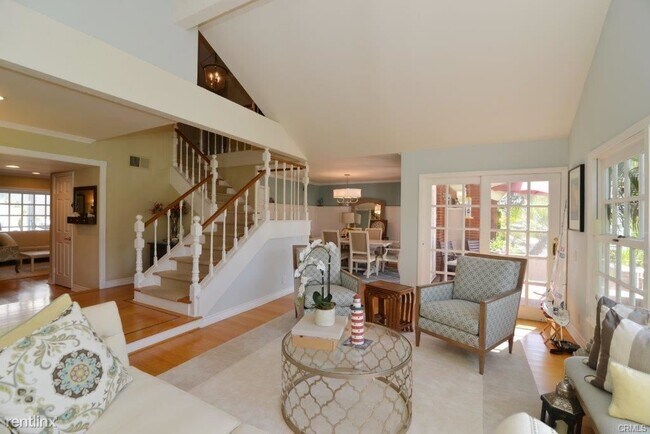 Building Photo - 4 br, 2.5 bath Condo - 10 E Yale Loop # 1