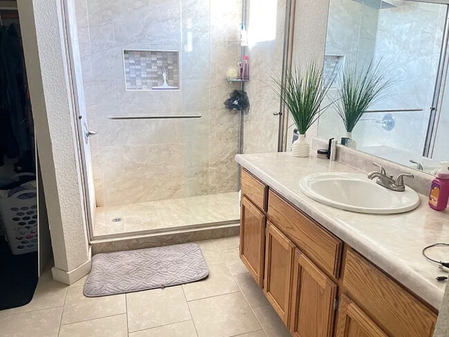 Building Photo - "Spacious 4-Bedroom, 2 Bathroom Home in Oc...