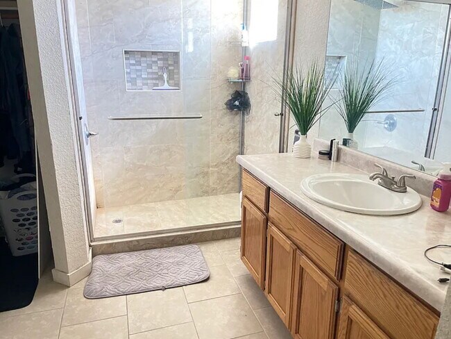 Foto del edificio - "Spacious 4-Bedroom, 2 Bathroom Home in Oc...