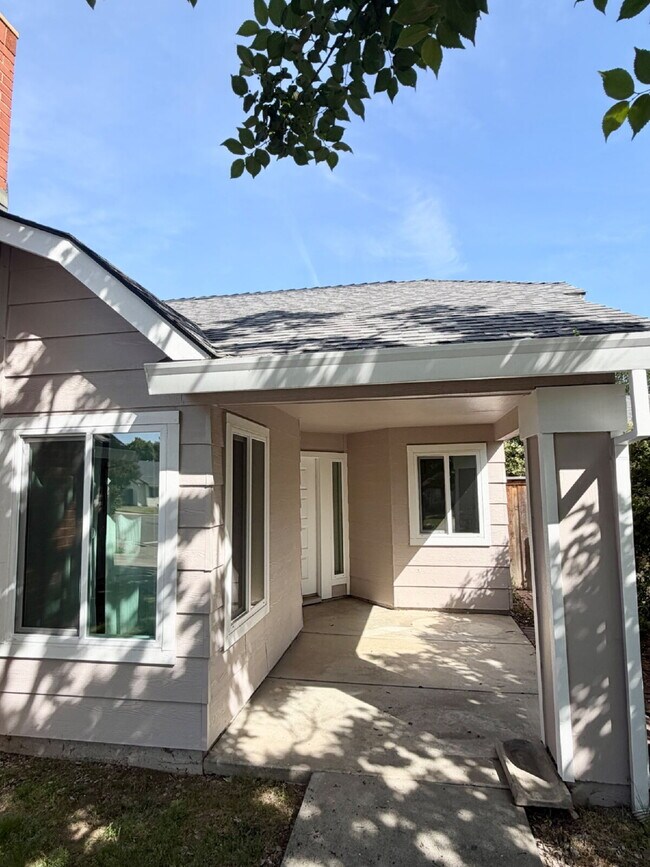 Building Photo - 3 bed 2 bath home vaulted ceilings close to hwy 80
