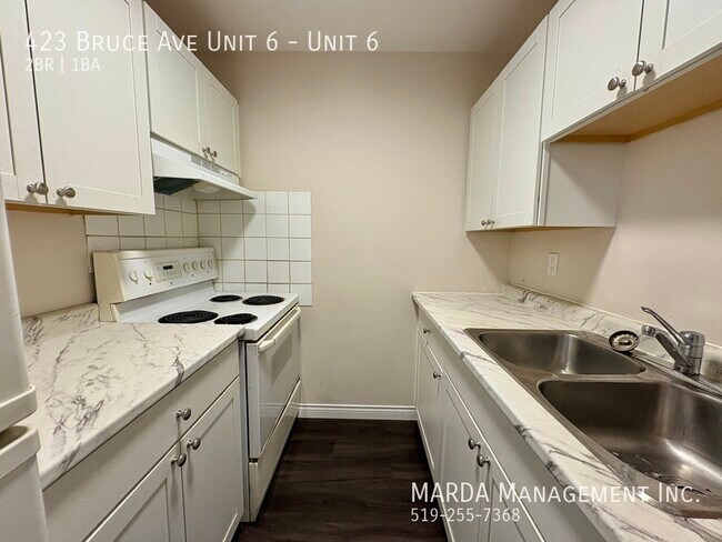 Photo du bâtiment - SPACIOUS 2BED/1BATH UPDATED UNIT ON BRUCE + HYDRO & GAS!!