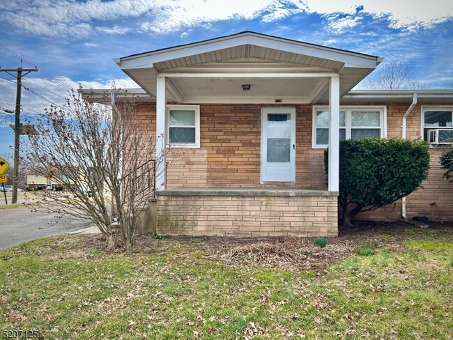 Building Photo - 138 Ellen St