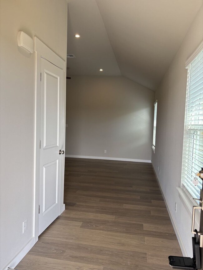 Building Photo - Brand New Duplex!