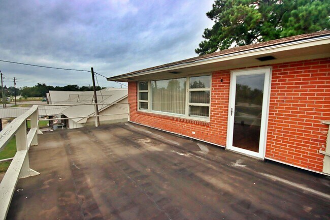Building Photo - 308 S Main St