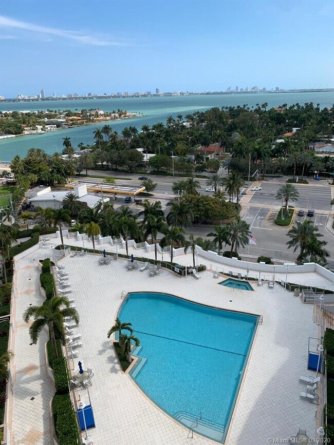 Foto del edificio - 7900 Harbor Island Dr