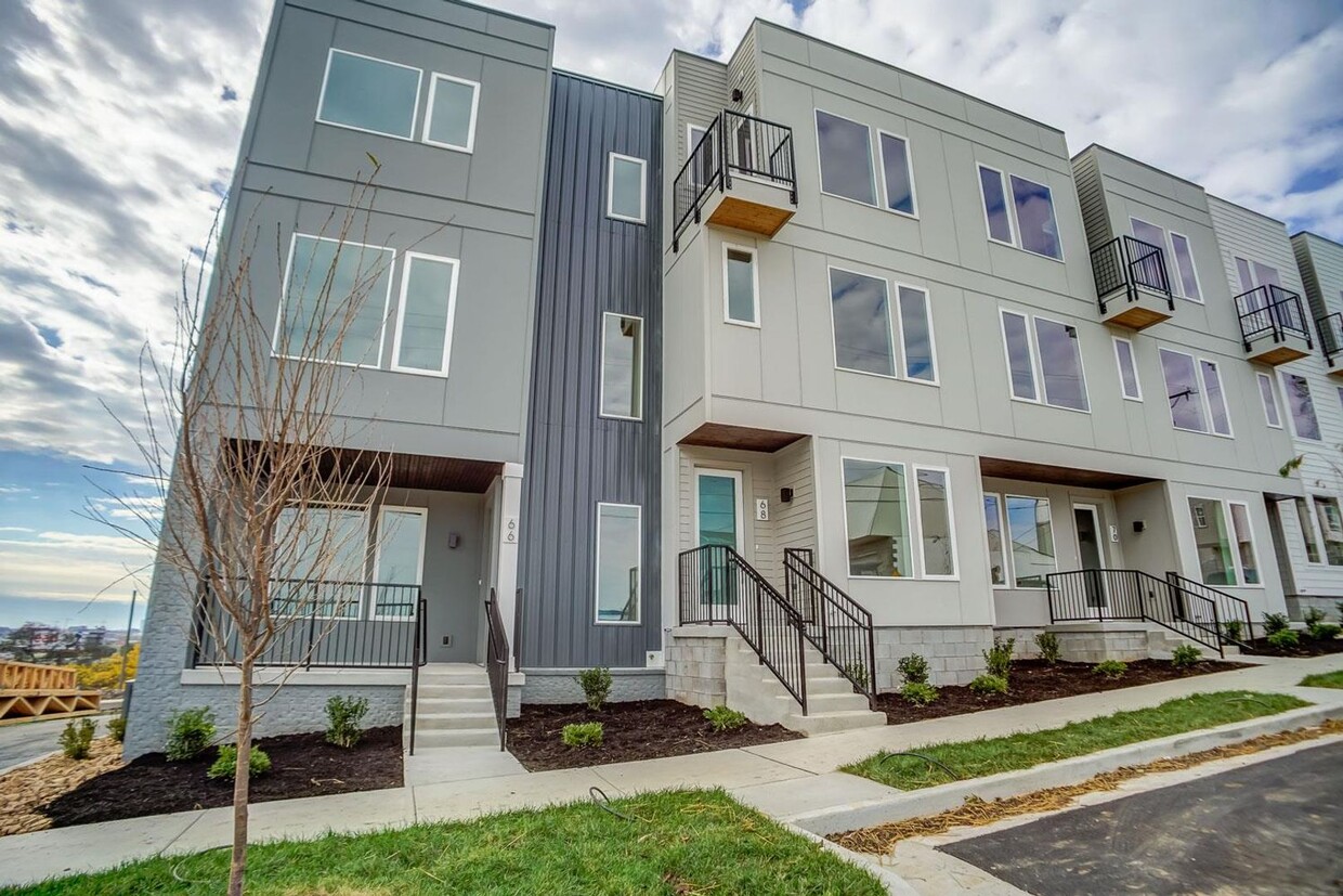 Primary Photo - Great condo with skyline view and garage