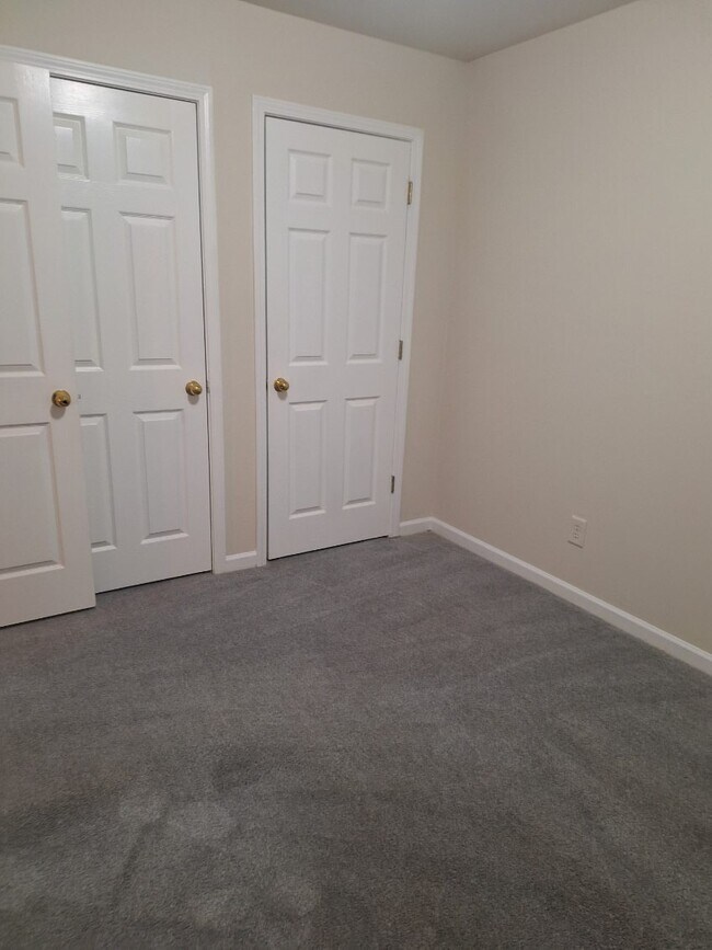 Building Photo - 1006 Stonehaven Cir