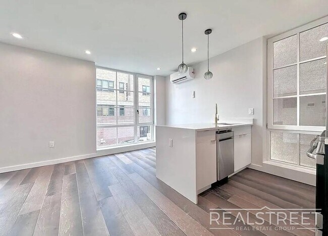 Foto del edificio - 1BR in Sunset Park/South Slope | Sunlit, Spacious & Pet-Friendly