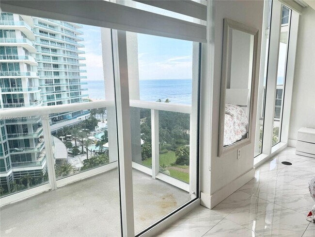 Foto del edificio - 10275 Collins Ave