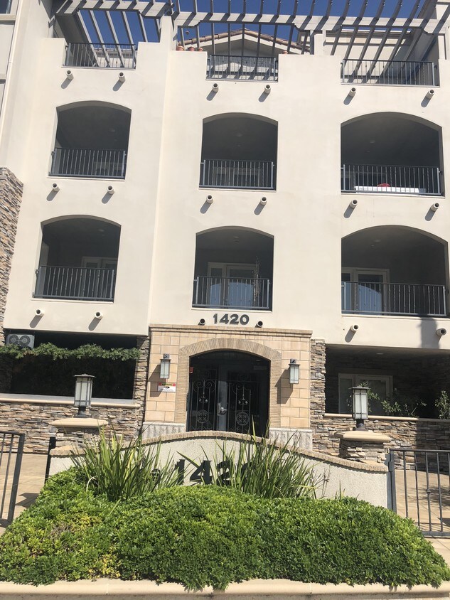Front of Building - 1420 S Bundy Dr
