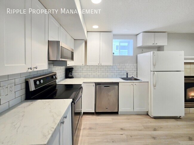 Photo du bâtiment - SPACIOUS 2 BEDS, 2 BATHS LOWER SUITE | PRIVATE GROUND-LEVEL ENTRY | INTERNET INCLUDED