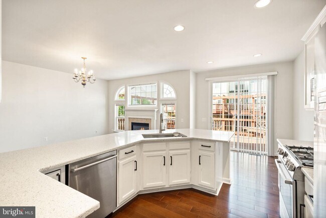 Foto del edificio - 7056 Courtyard Way